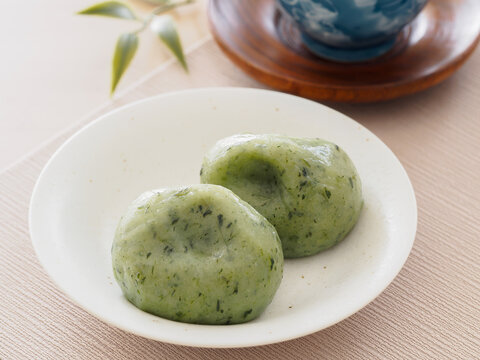 白い皿の上の草もち