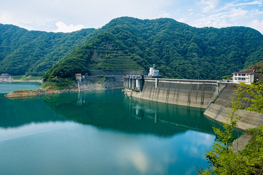 日本の奥日光に鬼怒川上流にある川治ダムと八汐湖の風景