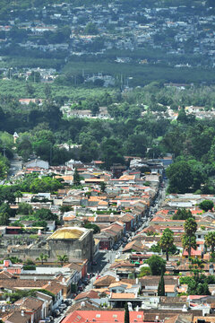 Calles y Avenidas en la ciudad de Antigua Guatemala, destino tur&iacute;stico y de viaje en Guatemala. Toma Vertical.