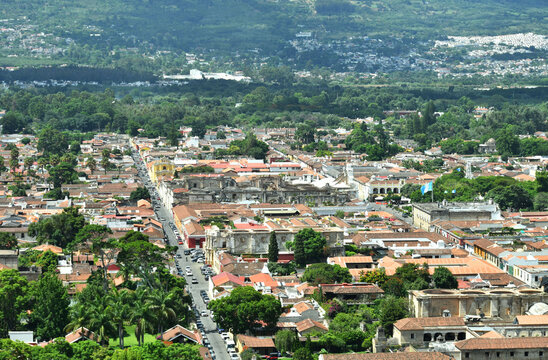 Calles y Avenidas en la ciudad de Antigua Guatemala, destino tur&iacute;stico y de viaje en Guatemala. Toma Horizontal.