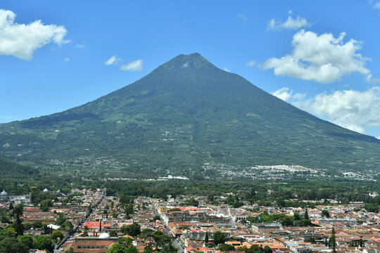 Ciudad de Antigua Guatemala ubicada en las faldas del volc&aacute;n de Agua, vista desde el mirador del cerro de la Cruz. Toma Horizontal.
