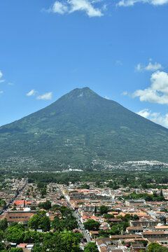 Ciudad de Antigua Guatemala ubicada en las faldas del volc&aacute;n de Agua, vista desde el mirador del cerro de la Cruz. Toma Vertical.