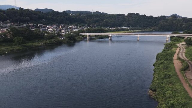 山間を流れる川と緑豊かな森林の空撮