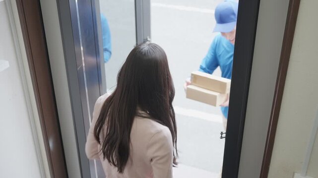 荷物を配達する配達員