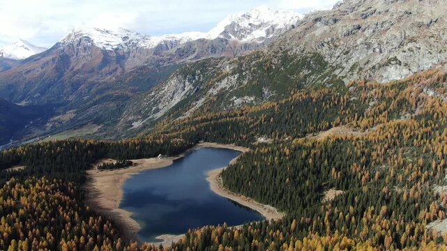 Ripresa aerea del foliage al Lago Pal&ugrave; in Valmalenco, Lombardia, in autunno