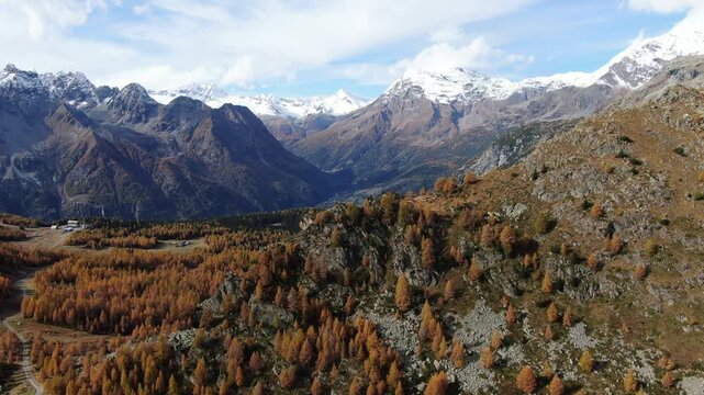 Ripresa aerea del foliage al Lago Pal&ugrave; in Valmalenco, Lombardia, in autunno
