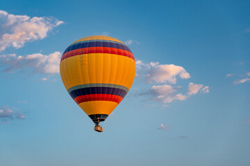 Obraz premium Colorful hot air balloon flying over Goreme in Cappadocia, Turkey