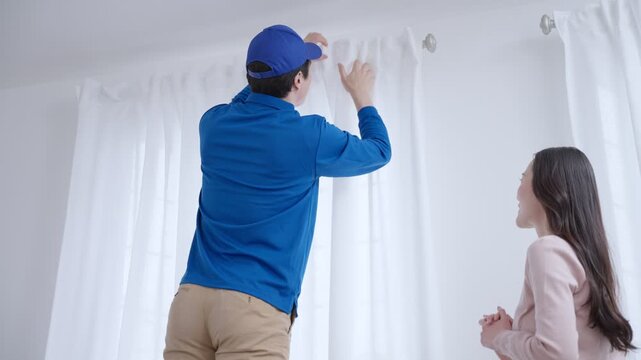 家具取り付けサービスを依頼する女性