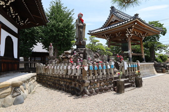A Japanese temple : a scene of the precincts of Arako-kannonji Temple in Nagota City in Aichi Prefecture