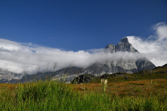 Il monte Cervino visto salendo al colle del Teodulo.