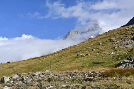 Il monte Cervino visto salendo al colle del Teodulo.