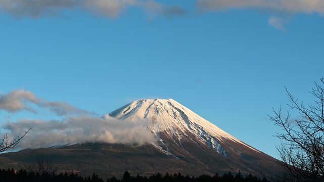 流れる雲と富士山　日本