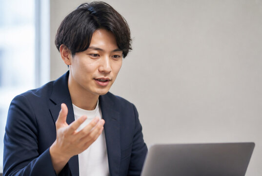 パソコンに向かって説明する日本人男性 Generative AI