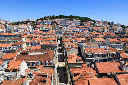 Europe, Portugal, Lisbon, Baixa, View of city with Castelo de Sao Jorge castle