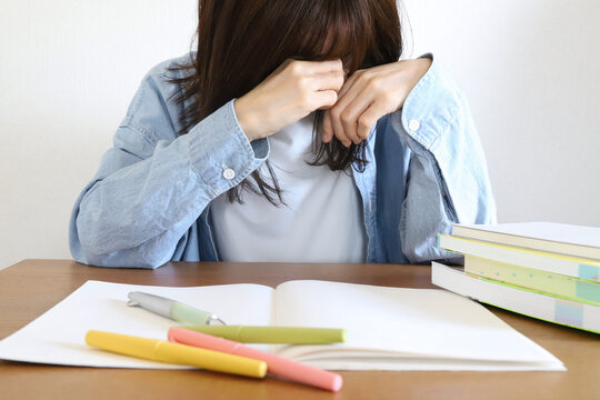 勉強のストレスで落ち込む女性