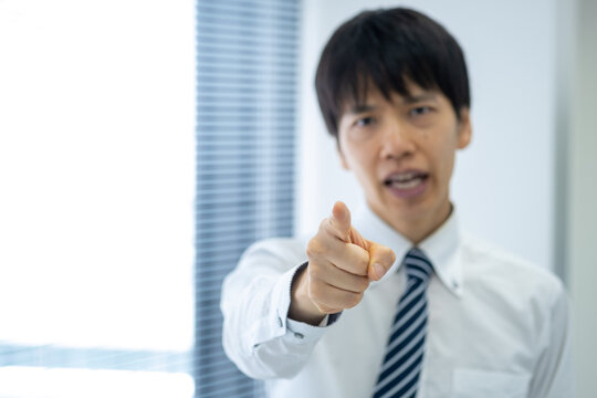 指を差して怒る男性ビジネスマン