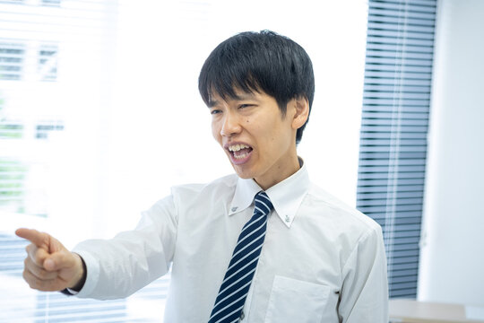 指を差して怒る男性ビジネスマン