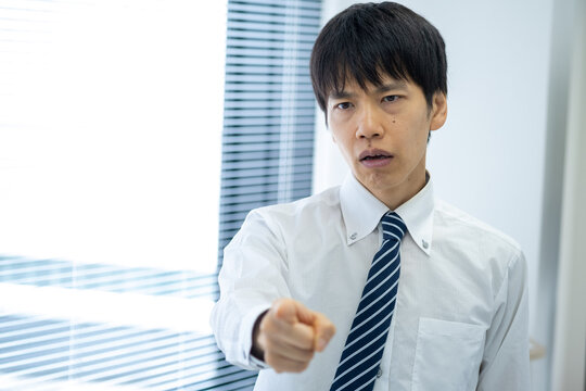 指を差して怒る男性ビジネスマン