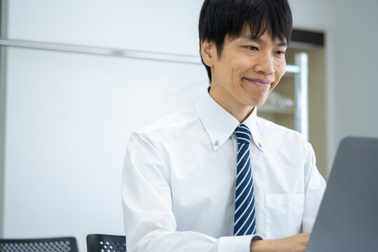 デスクでパソコンを操作するビジネスマン