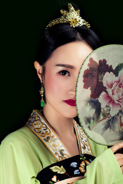 Oriental women in Tang Dynasty Hanfu classical style black background photo shoot