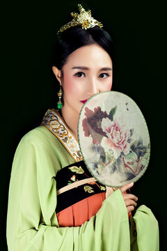 Oriental women in Tang Dynasty Hanfu classical style black background photo shoot
