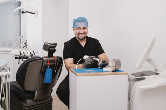 Doctor sits, dental technician uses 3D optical scanner to digitize physical dental model, transferring precise three-dimensional data to computer for digital dental design and CAD CAM manufacturing