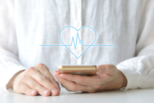 スマホを使って健康管理や確認をする人物