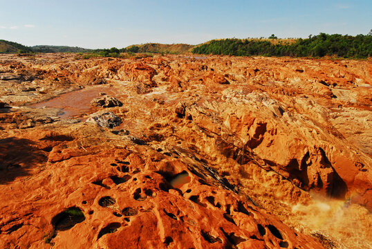 Madagascar, Bestiboka, view on the fast red rive stream