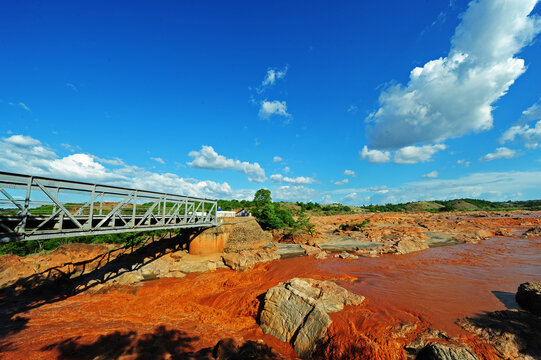 Madagascar, Bestiboka, view on the fast red rive stream