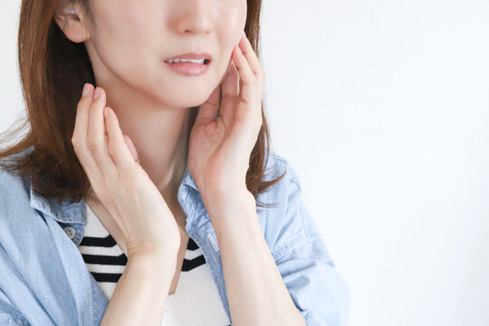 顎の痛み　噛み合わせの不調に悩む女性