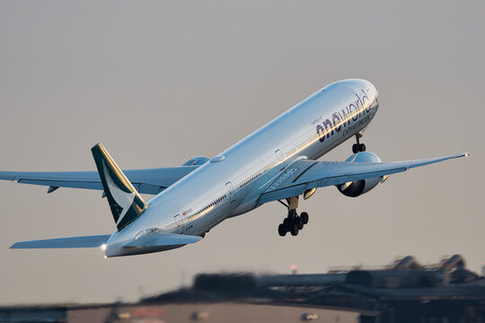 Cathay Pacific Boeing 777-300ER (B-KQM) passenger plane in Oneworld livery taking off from Haneda Airport