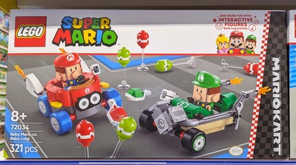 Fototapeta premium Caja con juguete lego de Super Mario Mariokart con Baby Mario y Baby Luigi del videojuego de Nintendo en juguetería Juguettos en Madrid, España, 3 de junio de 2026