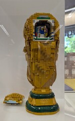 Naklejka premium Trofeo de FIFA World Cup 2026, construido con ladrillos de Lego, en expositor de una juguetería Juguettos de Madrid, España