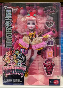 Caja con mu&ntilde;eca con accesorios de Monster High Cupid Asteria Scary Sweet Birthday, en jugueter&iacute;a Juguettos en Madrid, Espa&ntilde;a, 3 de junio de 2026