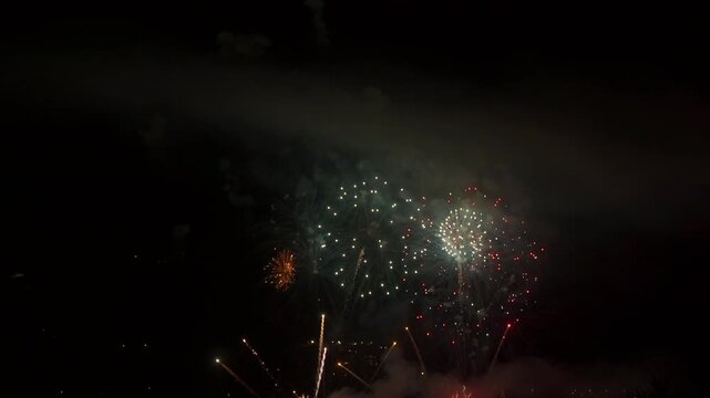 grand_finale_fireworks_slowmotion_01
