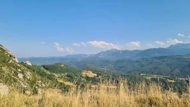 Le Pog de Monts&eacute;gur et le Pays d'Olmes vus depuis les ruines du ch&acirc;teau de Roquefixade (Pyr&eacute;n&eacute;es ari&eacute;geoises, Occitanie)