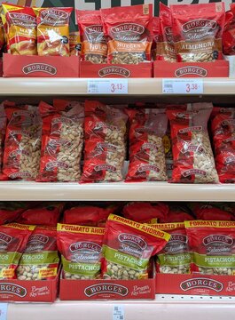Coloridas bolsas de diversos frutos secos de Borges en estantes de supermercado Alcampo de Madrid, Espa&ntilde;a, 3 de junio de 2026