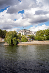 Naklejka premium vue des quais de Seine dans le centre historique de Paris en France 