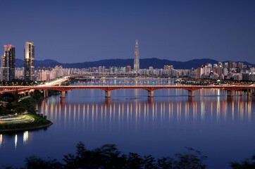 Fototapeta premium 놀빛광장,중랑천,한강,성수대교,강변북로,트리마제아파트,롯데월드타워,성동구,서울
