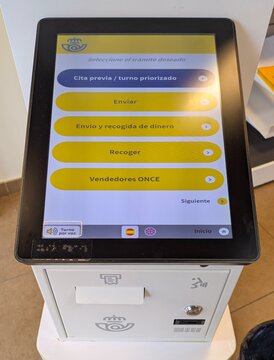 Pantalla t&aacute;ctil de un quiosco de autoservicio de una oficina oficial de Correos, con diferentes tr&aacute;mites, con ranura para imprimir tickets, en Madrid, Espa&ntilde;a, 3 de junio de 2026