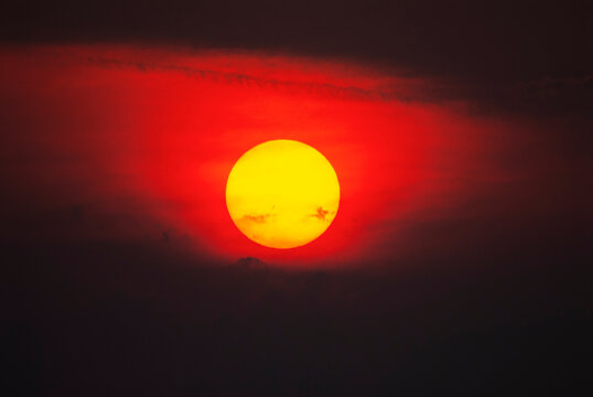 Tramonto rosso infuocato dietro le nuvole