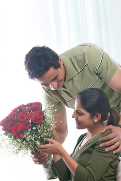 Man giving woman a bouquet of roses