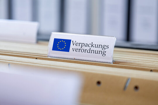 (Fotomontage) Schild mit der Aufschrift VERPACKUNGSVERORDNUNG an einem H&auml;ngemappenregister