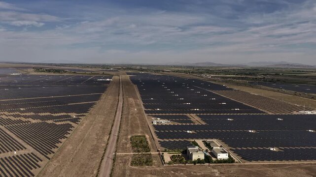 Integrated solar power and energy storage station	
