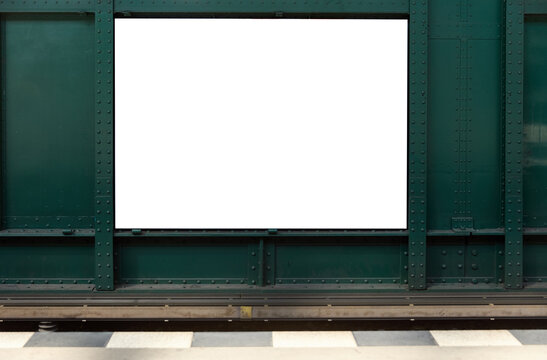 Leere wei&szlig;e Plakatwand in Berliner Bahnstation als Mockup Design Template