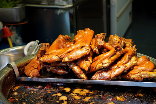 The legendary braised 'Zhuangyuan' Pig&rsquo;s Trotters, packed with rich flavor at Qingyan Ancient Town market. (Scholar Pig&rsquo;s Trotters)