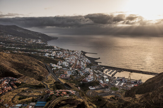 Espectacular panor&aacute;mica de Santa Cruz de La Palma, el puerto mar&iacute;timo y el oc&eacute;ano Atl&aacute;ntico iluminado por rayos de luz solar al amanecer desde el Mirador de la Concepci&oacute;n, Canarias.