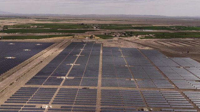 Integrated solar power and energy storage station	