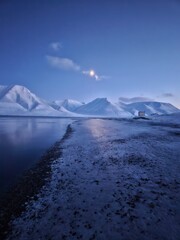 Obraz premium mountain lake in the winter in Svalbard