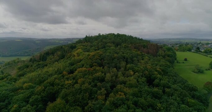 Kontrastreiche Kulturlandschaft: Aussichtspunkt und dichte W&auml;lder von oben